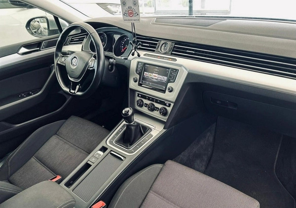 Volkswagen Passat cena 46900 przebieg: 225000, rok produkcji 2015 z Radom małe 781